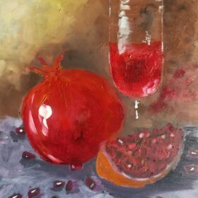 لحظة تنبض بالحياة ٫كأن الرمان وحباته يمنح الدفء والتوهج داخل كأس من نور