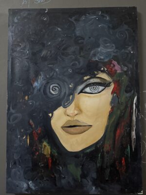 في هذا الوجه الهادئ تختبئ عاصفة صامتة.
نصف الوجه واضح، ثابت، كأنه يقف في الضوء…
والنصف الآخر يغرق في دوامات سوداء،
أفكار، ذكريات، أو طاقة لا تهدأ.
عين تنظر إلى العالم،
وعين أخرى تدور إلى الداخل،
حيث تتشكل الأسئلة التي لا تُقال.
الدوامات ليست ظلامًا خالصًا،
بل حركة…
كأن الروح تعيد تشكيل نفسها من الداخل.
الملامح ساكنة، لكن ما حولها يتحرك.
وكأن الجمال هنا ليس في السكون،
بل في الرحلة بين النور والظل.
هذا الوجه ليس مجرد امرأة،
بل لحظة وعي…
حين يبدأ الإنسان برؤية ما يدور داخله