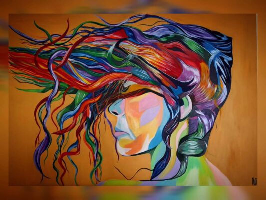 لوحة منفذة بألوان الاكرليك الصارخة وتدرجات اللون لامرأة حالمة