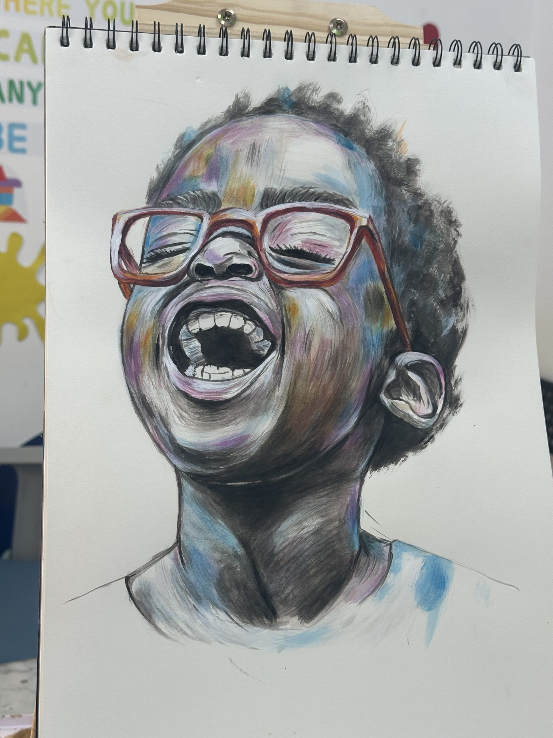 لوحةً طفل ضاحك على ورق الكانسون