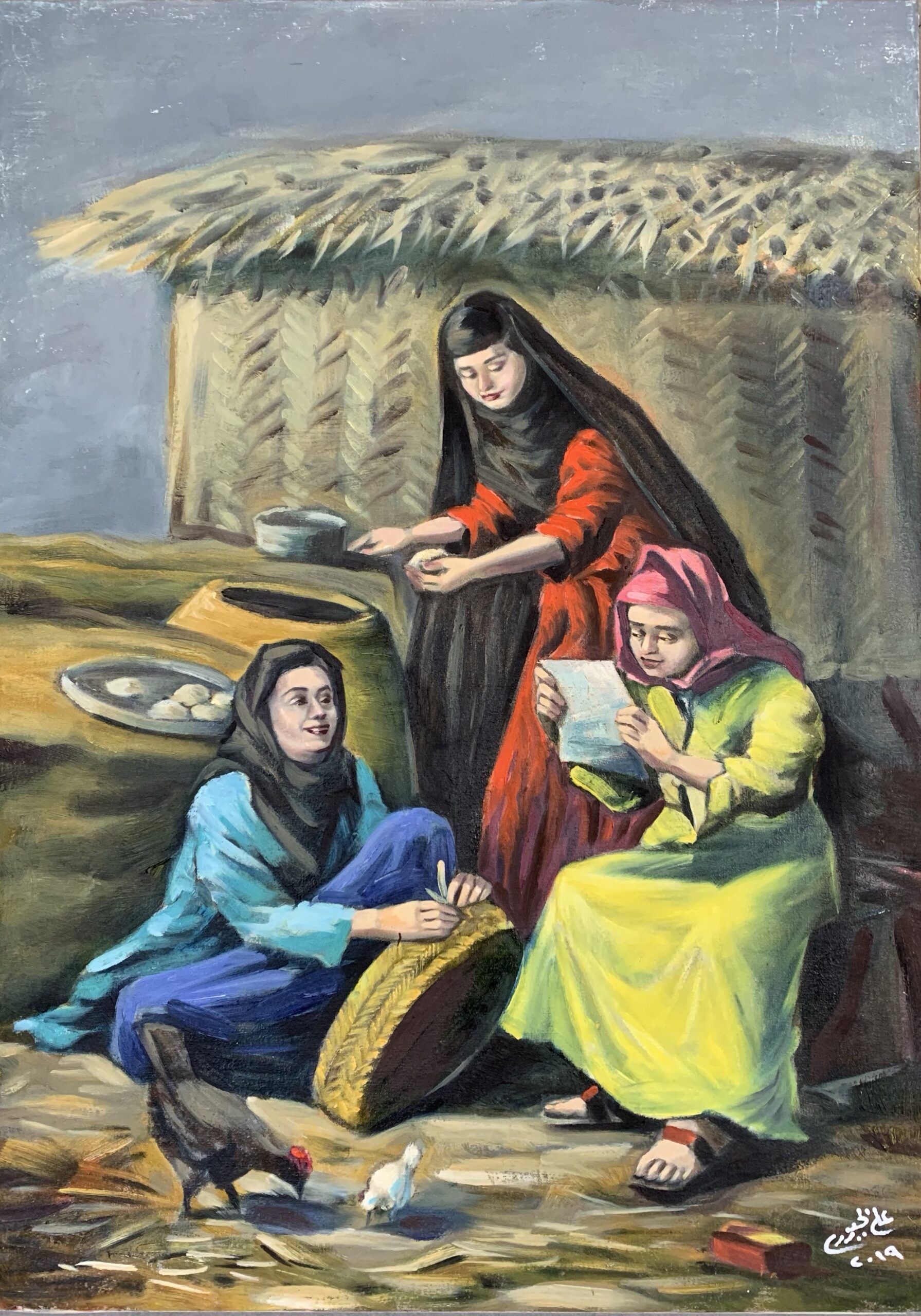 تجسد اللوحة مشهدًا من الحياة الريفية التقليدية، حيث تجتمع ثلاث نساء أمام كوخ من القصب في لحظة يومية تنبض بالدفء والألفة. تتوزع الشخصيات بين إعداد الطعام، والقيام بعمل يدوي، وقراءة رسالة، في إشارة إلى تنوع أدوار المرأة في المجتمع الريفي. ويُكمل وجود الدجاجة والصوص والأواني الفخارية ملامح البيئة الشعبية ويمنح المشهد طابعًا واقعيًا أصيلًا. اعتمدت تكوينًا متوازنًا يجعل المرأة الواقفة مركز الحركة، بينما تتوزع الشخصيتان الجالستان على جانبيها لتشكلا إيقاعًا بصريًا متناغمًا. وقد وظف ألوانًا مشرقة في الملابس، مثل الأحمر والأصفر والأزرق، في مقابل درجات ترابية هادئة في الخلفية، مما أبرز الشخصيات ومنح اللوحة حيوية وتوازنًا لونيًا.تظهر ضربات الفرشاة واضحة في رسم القصب والثياب والأرضية، وهو ما يضفي على العمل ملمسًا غنيًا وحيوية تعبيرية. كما أسهم الضوء الهادئ في إبراز ملامح الوجوه والتفاصيل دون مبالغة، محافظًا على الجو الهادئ للمشهد.تعكس اللوحة قيم التعاون، والبساطة، والتواصل الإنساني، وتقدم صورة تحتفي بالتراث الريفي ودور المرأة في بناء الحياة اليومية. ويجمع أسلوبها بين الواقعية والتعبيرية، حيث تتجاوز نقل المشهد إلى التعبير عن مشاعر الانتماء والطمأنينة والحنين إلى البيئة الشعبية.