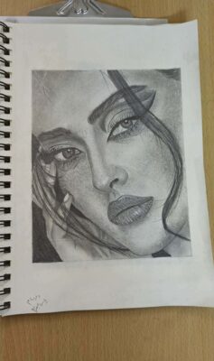 رسم واقعية لفتاة بالاقلام الرصاص