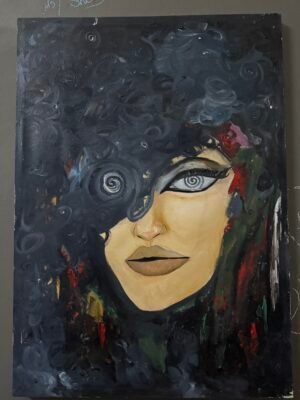 في هذا الوجه الهادئ تختبئ عاصفة صامتة.
نصف الوجه واضح، ثابت، كأنه يقف في الضوء…
والنصف الآخر يغرق في دوامات سوداء،
أفكار، ذكريات، أو طاقة لا تهدأ.
عين تنظر إلى العالم،
وعين أخرى تدور إلى الداخل،
حيث تتشكل الأسئلة التي لا تُقال.
الدوامات ليست ظلامًا خالصًا،
بل حركة…
كأن الروح تعيد تشكيل نفسها من الداخل.
الملامح ساكنة، لكن ما حولها يتحرك.
وكأن الجمال هنا ليس في السكون،
بل في الرحلة بين النور والظل.
هذا الوجه ليس مجرد امرأة،
بل لحظة وعي…
حين يبدأ الإنسان برؤية ما يدور داخله